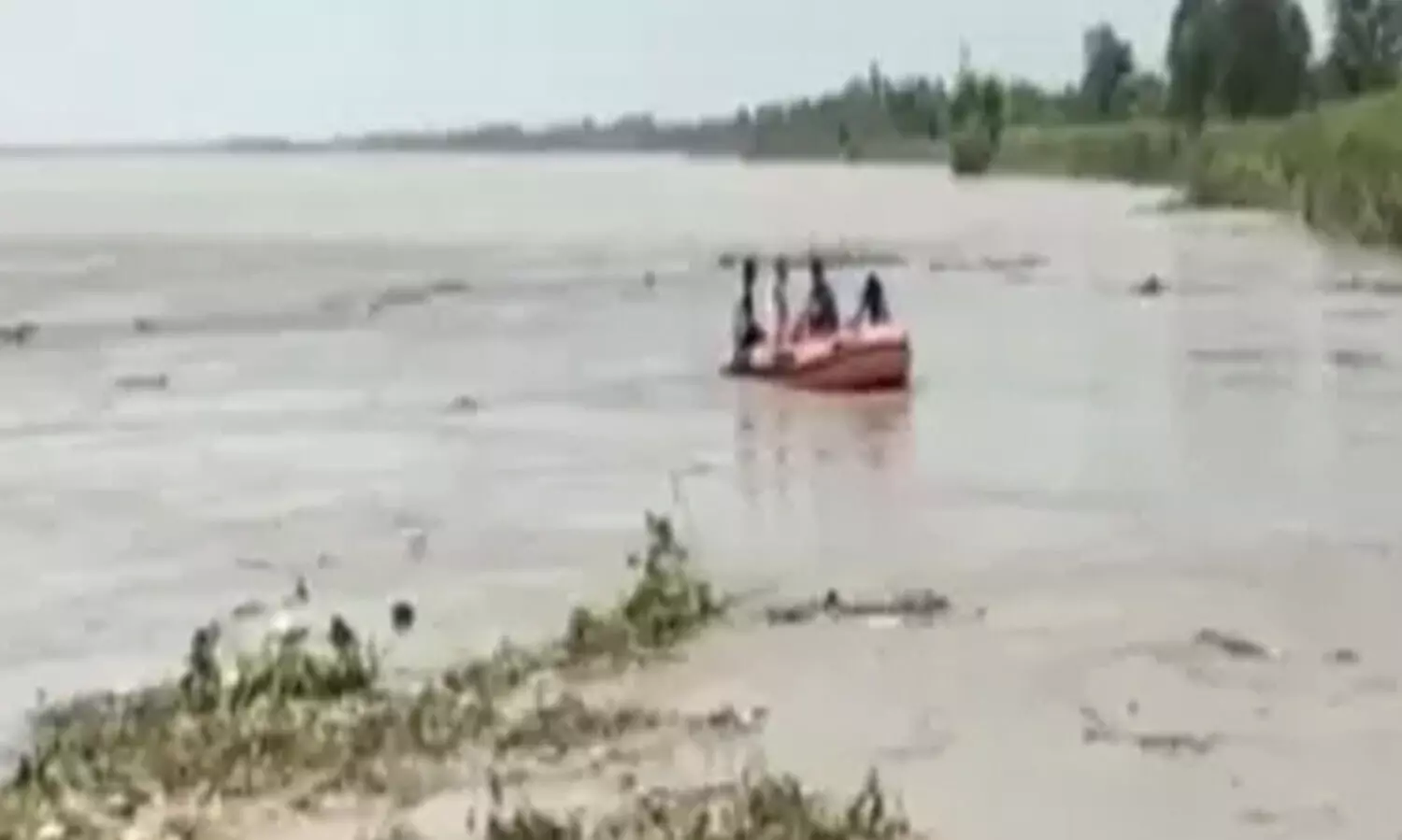 കുടുംബ വഴക്ക് : യു.പിയിൽ യുവാവ് ഗർഭിണിയായ ഭാര്യയ്ക്കൊപ്പം കാർ ഗംഗ നദിയിലേക്ക് ഇടിച്ചിറക്കി