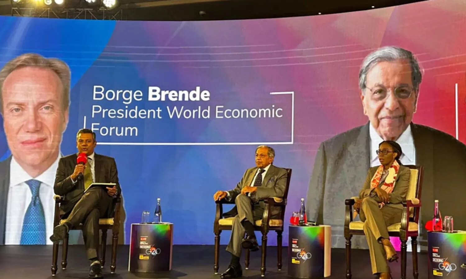 ആധാറും താങ്ങാവുന്ന നിരക്കിലുള്ള ഇന്റർനെറ്റ് കണക്ടിവിറ്റിയും ഇന്ത്യയുടെ വളർച്ചയെ പരിപോഷിപ്പിക്കും -ലോക സാമ്പത്തിക ഫോറം മേധാവി