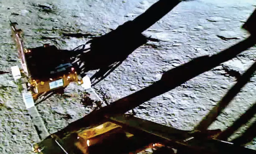 ചന്ദ്രയാൻ- 3 ദൗത്യത്തിലെ ലാൻഡർ മൊഡ്യുളിൽനിന്ന് പ്രഗ്യാൻ റോവർ ചാന്ദ്രോപരിതലത്തിലേക്കിറങ്ങുന്നു ചന്ദ്രയാൻ- 3 ദൗത്യത്തിലെ ലാൻഡർ മൊഡ്യുളിൽനിന്ന് പ്രഗ്യാൻ റോവർ ചാന്ദ്രോപരിതലത്തിലേക്കിറങ്ങുന്നു