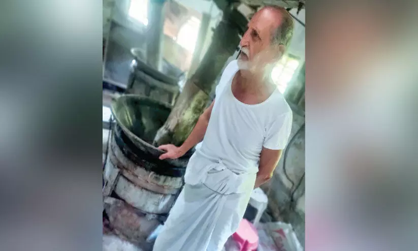 ബാ​വു​ക്ക ത​ന്റെ പ​ര​മ്പ​രാ​ഗ​ത എ​ണ്ണ​ച്ച​ക്കി​ന​രി​കെ