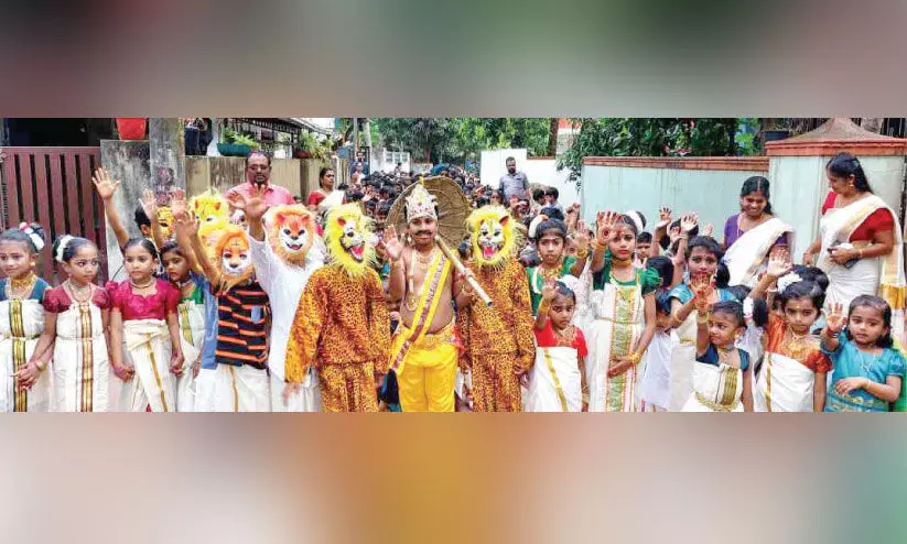 തി​രു​നാ​വാ​യ എ.​എം.​എ​ൽ.​പി സ്കൂ​ളി​ൽ ഓ​ണാ​ഘോ​ഷ ഭാ​ഗ​മാ​യി ന​ട​ന്ന സ്നേ​ഹ റാ​ലി