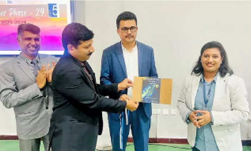 ഫി​സി​ക്സ് എ​ത്ര ഈ​സി; വി​ദ്യാ​ർ​ഥി​ക​ൾ​ക്ക് ഹാ​ൻ​ഡ്ബു​ക്കു​മാ​യി   പ്ര​വാ​സി അ​ധ്യാ​പി​ക