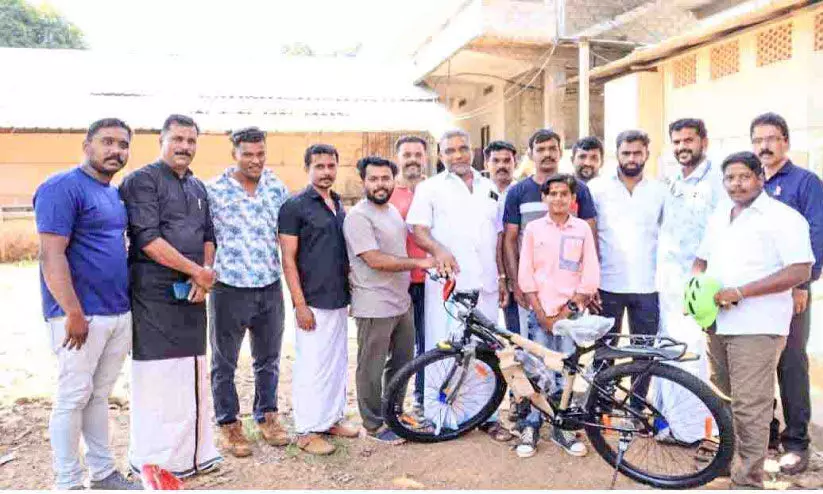 ടീം ​ന​ന്മ​ക്കൂ​ട്ടം പ്ര​സി​ഡ​ന്റ് ഫ​സ​ൽ വെള്ളൂ​പ​റ​മ്പി​ൽ ഫ​യാ​സി​ന് സൈ​ക്കി​ൾ കൈ​മാ​റുന്നു