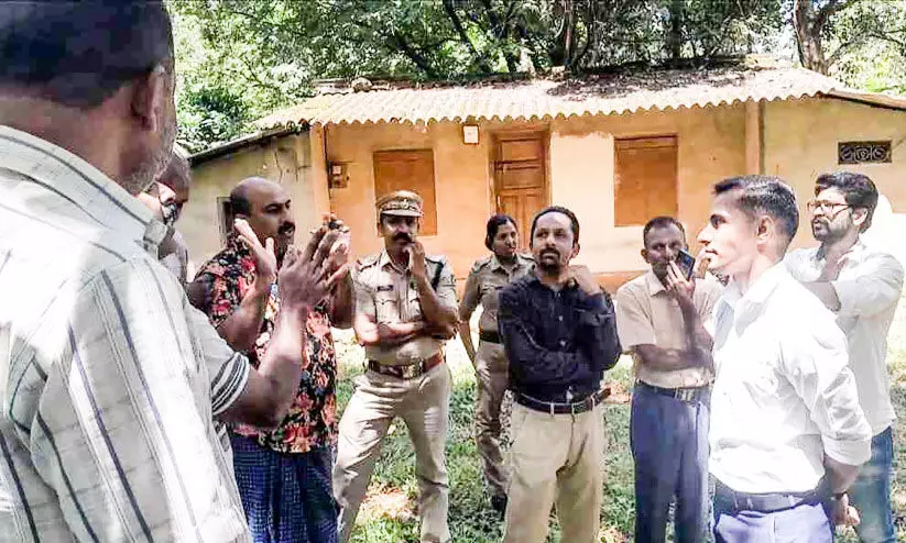 കാഞ്ചിയാർ പഞ്ചായത്തംഗം ഷാജി വേലമ്പറമ്പിലിന്റെ നേതൃത്വത്തിൽ ഒരു വിഭാഗം ആളുകൾ   സബ് കളക്ടർ ഡോ. അരുൺ. എസ്. നായരേയും സംഘത്തേയും തടയുന്നു