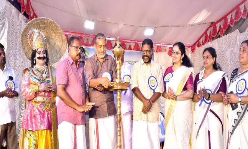 ജില്ല ടൂറിസം പ്രമോഷൻ കൗൺസിലിന്റെ നേതൃത്വത്തിൽ അടൂരിൽ സംഘടിപ്പിച്ച ജില്ലതല ഓണാഘോഷ പരിപാടി മന്ത്രി പി. പ്രസാദ് ഉദ്ഘാടനം ചെയ്യുന്നു. ജില്ല ടൂറിസം പ്രമോഷൻ കൗൺസിലിന്റെ നേതൃത്വത്തിൽ അടൂരിൽ സംഘടിപ്പിച്ച ജില്ലതല ഓണാഘോഷ പരിപാടി മന്ത്രി പി. പ്രസാദ് ഉദ്ഘാടനം ചെയ്യുന്നു.