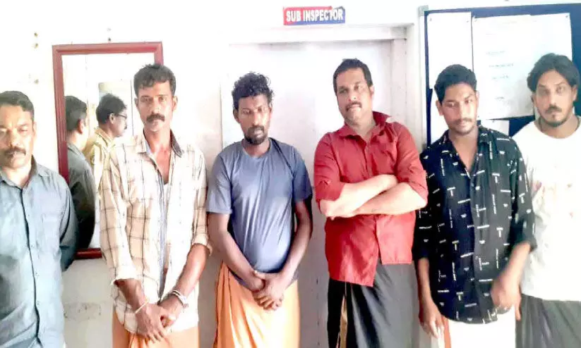 അറസ്റ്റിലായ ഷൈൻ, സന്തോഷ്, സനൽകുമാർ, മഞ്ചേഷ് കുമാർ, ദീപു, ഷൈജു അറസ്റ്റിലായ ഷൈൻ, സന്തോഷ്, സനൽകുമാർ, മഞ്ചേഷ് കുമാർ, ദീപു, ഷൈജു