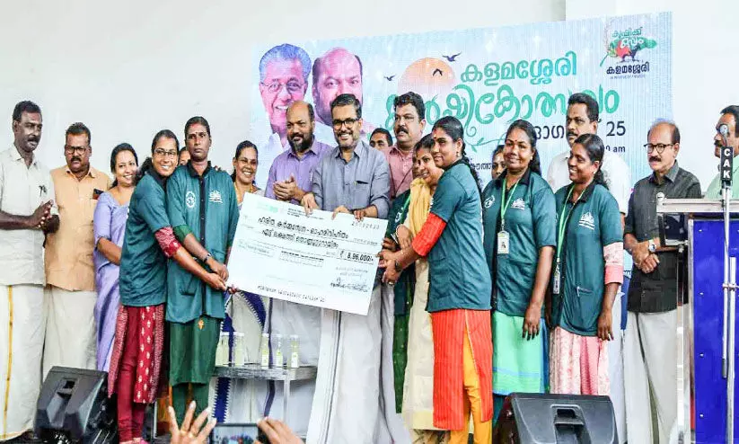 ഏലൂരിലെ ഹരിതകർമ സേന അംഗങ്ങൾക്ക് ഓഹരി വിഹിതവും ബോണസ് തുകയും മന്ത്രിമാരായ എം.ബി. രാജേഷും പി. രാജീവും ചേർന്ന് കൈമാറുന്നു ഏലൂരിലെ ഹരിതകർമ സേന അംഗങ്ങൾക്ക് ഓഹരി വിഹിതവും ബോണസ് തുകയും മന്ത്രിമാരായ എം.ബി. രാജേഷും പി. രാജീവും ചേർന്ന് കൈമാറുന്നു