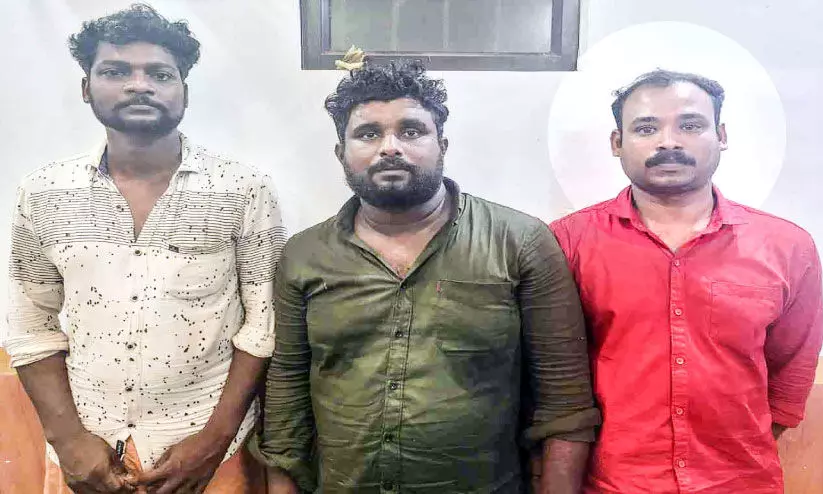 സ്വ​ർ​ണ​വും മൊ​ബൈ​ൽ ഫോ​ണും ക​വ​ർ​ന്ന കേ​സി​ൽ അ​റ​സ്റ്റി​ലാ​യ​വ​ർ