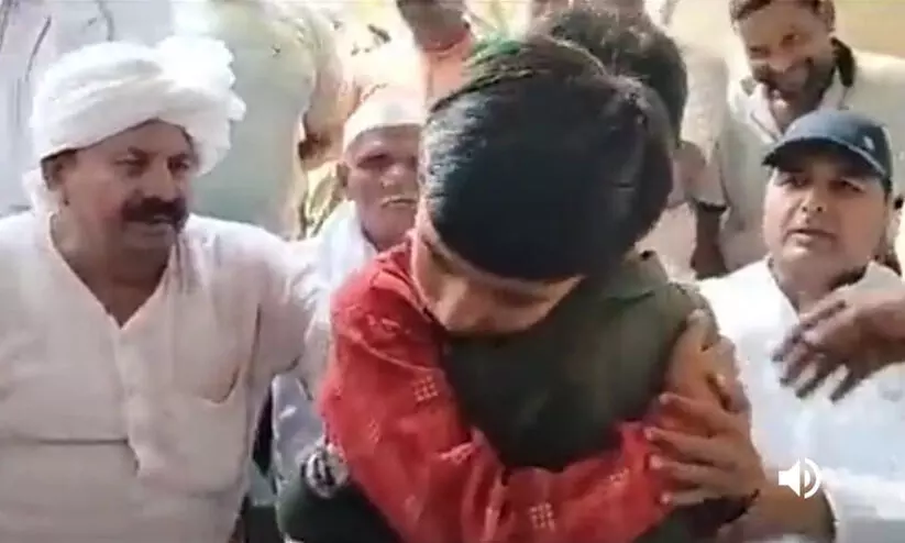 തല്ലേറ്റവനെ തല്ലിയവരെ കൊണ്ട് ആലിംഗനം ചെയ്യിച്ചു; അധ്യാപിക വിതറിയ കനലിൽ വെള്ളമൊഴിച്ച് ടിക്കായത്ത്