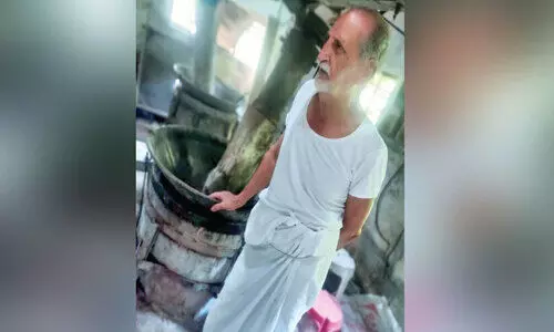 ബാ​വു​ക്ക ത​ന്റെ പ​ര​മ്പ​രാ​ഗ​ത എ​ണ്ണ​ച്ച​ക്കി​ന​രി​കെ