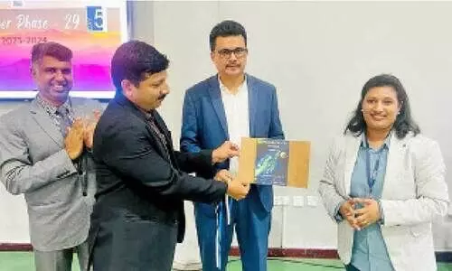 ഫി​സി​ക്സ് എ​ത്ര ഈ​സി; വി​ദ്യാ​ർ​ഥി​ക​ൾ​ക്ക് ഹാ​ൻ​ഡ്ബു​ക്കു​മാ​യി   പ്ര​വാ​സി അ​ധ്യാ​പി​ക