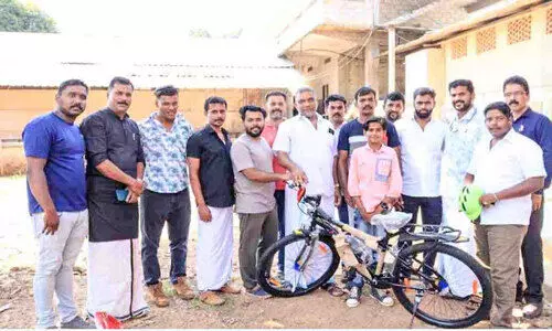 ടീം ​ന​ന്മ​ക്കൂ​ട്ടം പ്ര​സി​ഡ​ന്റ് ഫ​സ​ൽ വെള്ളൂ​പ​റ​മ്പി​ൽ ഫ​യാ​സി​ന് സൈ​ക്കി​ൾ കൈ​മാ​റുന്നു