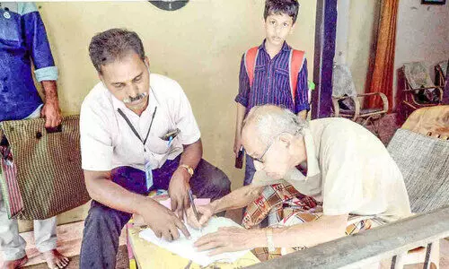 തി​രു​വ​ഞ്ചൂ​ർ മാ​നാം​ത​റ​യി​ൽ ഗോ​പി​നാ​ഥ​ൻ നാ​യ​രു​ടെ വോ​ട്ട് പോ​ളി​ങ്​ ഉ​ദ്യോ​ഗ​സ്ഥ​ർ വീ​ട്ടി​ലെ​ത്തി രേ​ഖ​പ്പെ​ടു​ത്തു​ന്നു