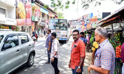 റോ​ഡ്​ കൈ​യേ​റി ന​ട​ത്തു​ന്ന ക​ച്ച​വ​ട​ങ്ങ​ൾ പ​രി​ശോ​ധി​ക്കു​ന്ന ഉ​ദ്യോ​ഗ​സ്ഥ​ർ