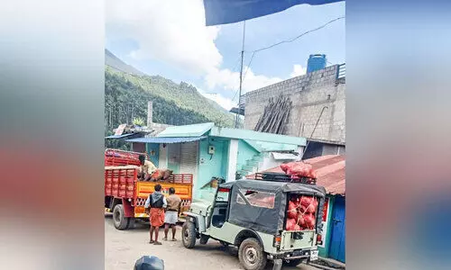 വ​ട്ട​വ​ട​യി​ൽ ഇ​ട​നി​ല​ക്കാ​ർ പ​ച്ച​ക്ക​റി​ക​ൾ വാ​ങ്ങി ലോ​ഡ് ചെ​യ്യു​ന്നു