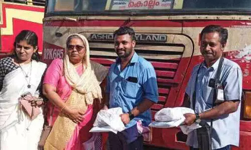 കെ.​എ​സ്.​ആ​ർ.​ടി.​സി ജീ​വ​ന​ക്കാ​ർ​ക്ക് സ്ഥി​രം യാ​ത്ര​ക്കാ​ർ ഓ​ണ​സ​മ്മാ​നം ന​ൽ​കു​ന്നു