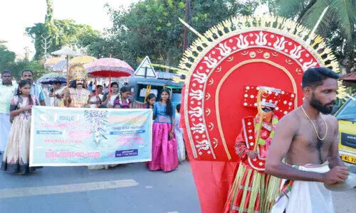 നാടറിയിച്ച് ഘോഷയാത്ര