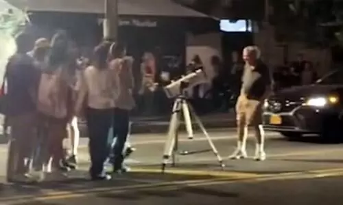 ശനിയെക്കാണാൻ ടെലസ്​കോപ്പുമായി നടുറോഡിലിറങ്ങി വയോധികൻ; ജനം കൂടിയതോടെ ഗതാഗതസ്തംഭനം -വിഡിയോ