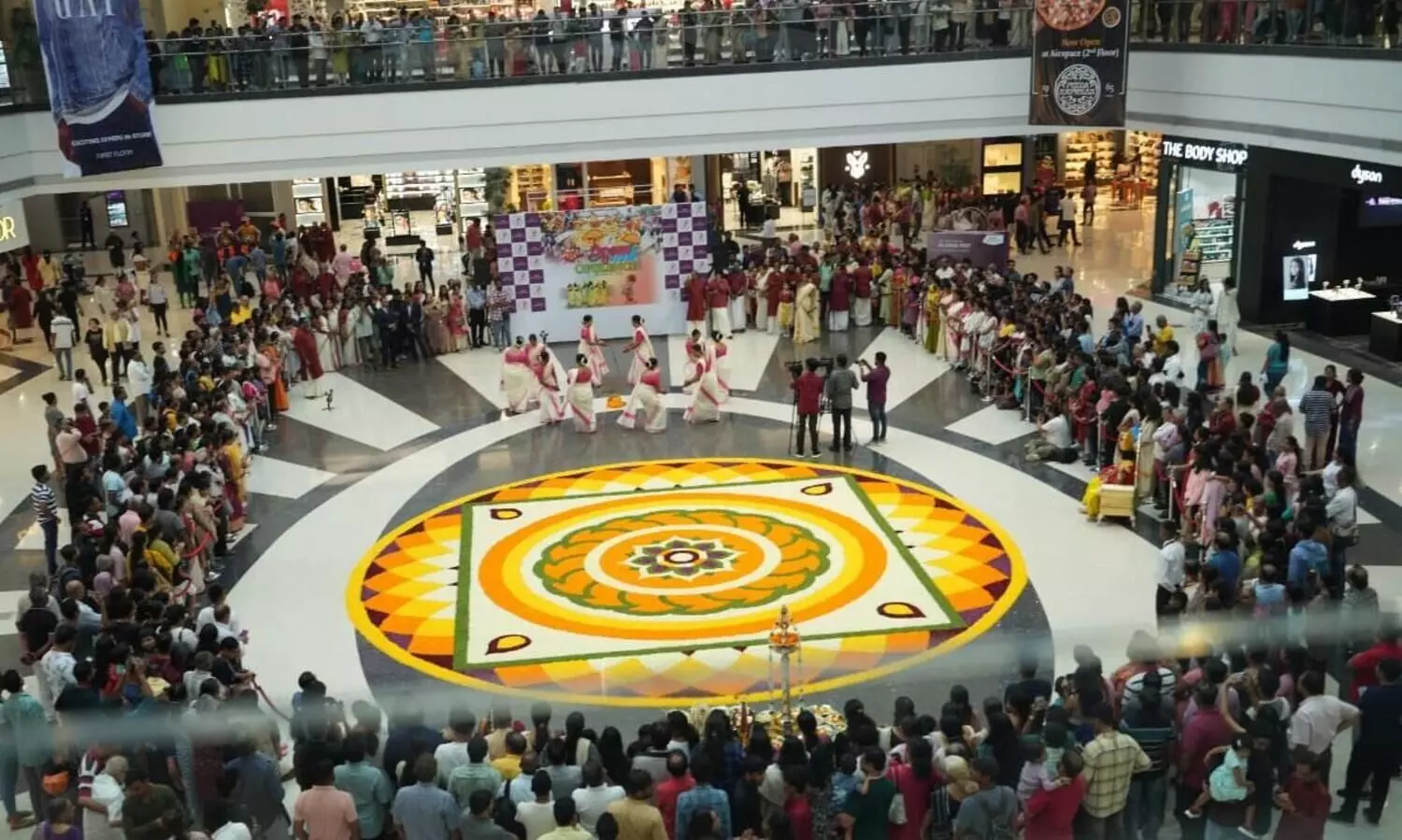 പൂക്കളമിട്ട്​ പുലികളിയിൽ തുള്ളി സീവുഡ്‌സിന്റെ ഓണം ഒപ്പുലൻസ്