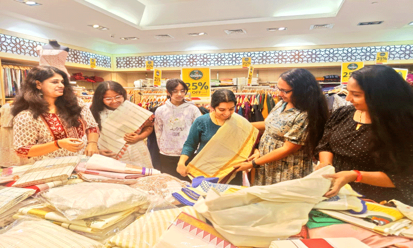 പുതുമയിൽ ഓണക്കോടികൾ പുതുമയിൽ ഓണക്കോടികൾ