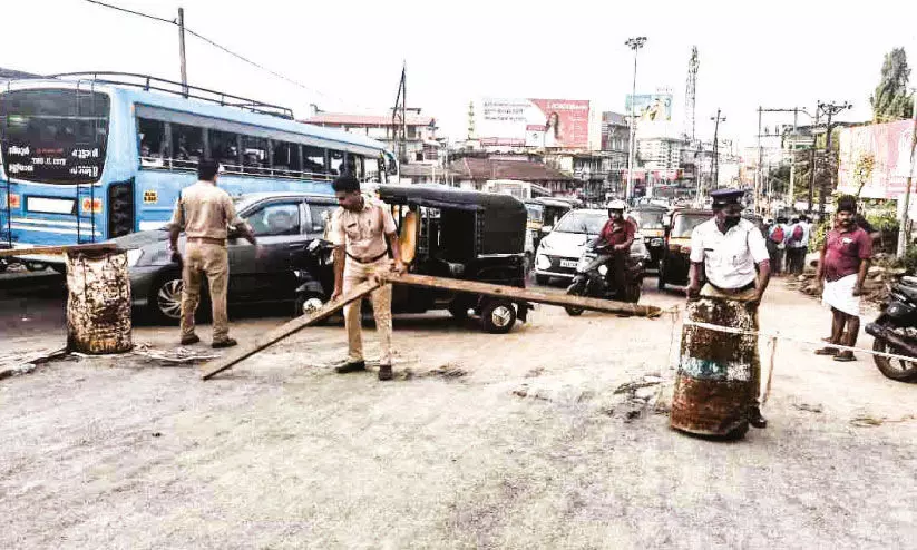 തി​രൂ​ർ റെ​യി​ൽ​വേ ഓ​വ​ർ​ബ്രി​ഡ്ജ്; യു.​ഡി.​എ​ഫ് പ്ര​വ​ർ​ത്ത​ക​ർ തു​റ​ന്നു; മി​നി​റ്റു​ക​ൾ​ക്ക​കം പൊ​ലീ​സെ​ത്തി അ​ട​ച്ചു
