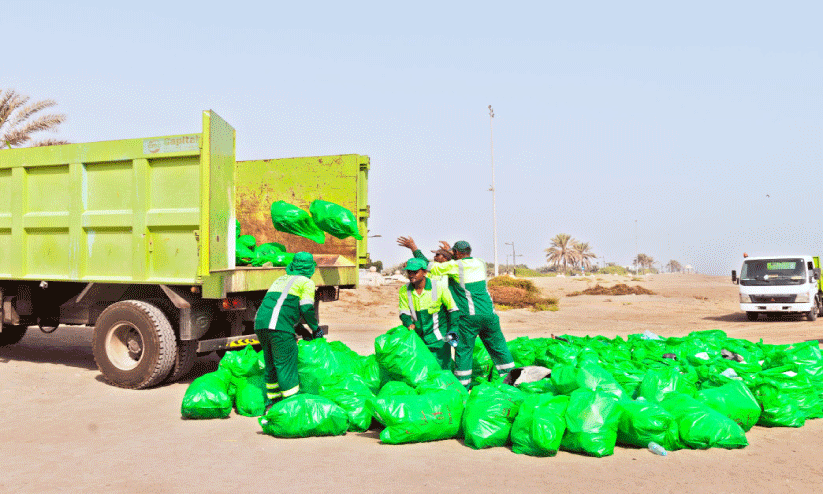 സീ​ബി​ലെ ബീ​ച്ചു​ക​ൾ വൃ​ത്തി​യാ​ക്കി