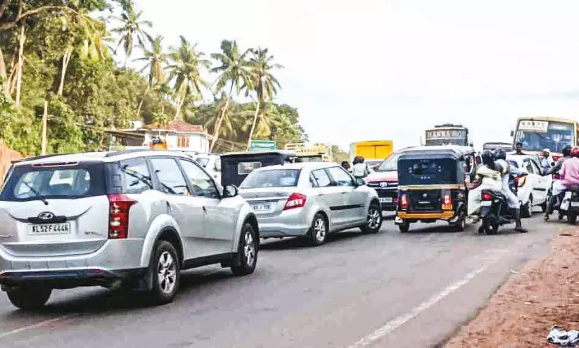 കുരുക്കിലമർന്ന് മലപ്പുറം ജില്ല അതിർത്തി