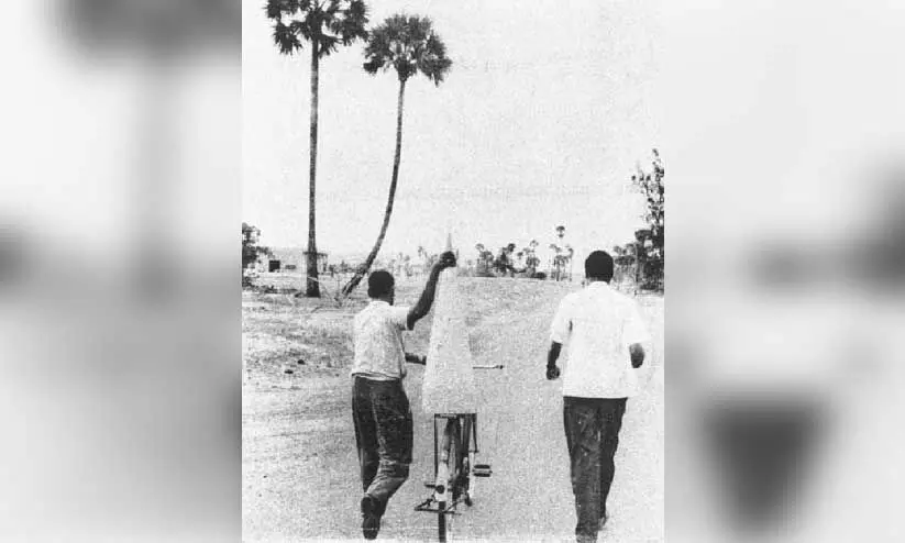 സൈക്കിളിലെ റോക്കറ്റിൽ തുടങ്ങിയ ഇന്ത്യൻ ബഹിരാകാശ കുതിപ്പ്; ചന്ദ്രയാൻ വിജയം കാണാൻ അച്ഛനുണ്ടായിരുന്നെങ്കിൽ...