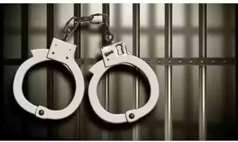 ബോർഡിൽ ജയ് ശ്രീറാം എന്നെഴുതിയതിന് വിദ്യാർഥിയെ മർദിച്ച അധ്യാപകനും പ്രിൻസിപ്പലും അറസ്റ്റിൽ ബോർഡിൽ ജയ് ശ്രീറാം എന്നെഴുതിയതിന് വിദ്യാർഥിയെ മർദിച്ച അധ്യാപകനും പ്രിൻസിപ്പലും അറസ്റ്റിൽ