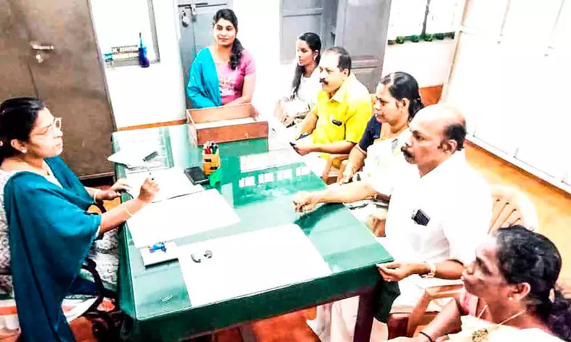 ജലക്ഷാമം രൂക്ഷം; ജനപ്രതിനിധികള്‍ പെരിയാര്‍വാലി ഓഫിസ് ഉപരോധിച്ചു