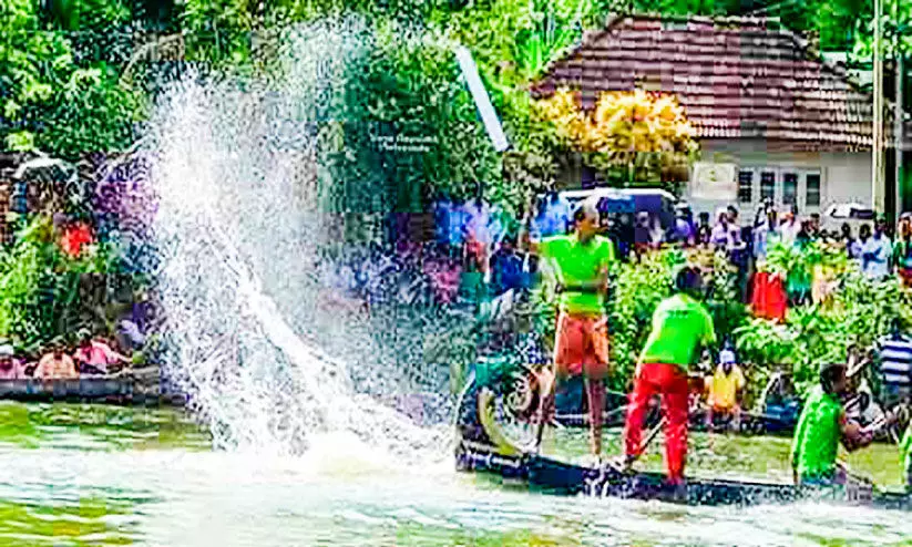 അരൂർ ജലോത്സവം ഇരുട്ടുകുത്തികളുടെ പടയോട്ടം ഇന്ന്