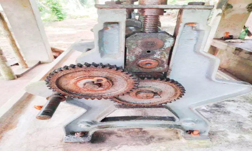 റബർ റോളറിന്റെ ഹാൻഡിൽ വീൽ മോഷണം തുടർക്കഥ റബർ റോളറിന്റെ ഹാൻഡിൽ വീൽ മോഷണം തുടർക്കഥ