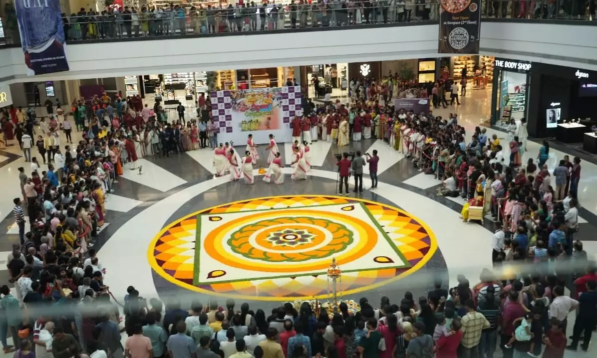 പൂക്കളമിട്ട് പുലികളിയിൽ തുള്ളി സീവുഡ്സിന്റെ ഓണം ഒപ്പുലൻസ് പൂക്കളമിട്ട് പുലികളിയിൽ തുള്ളി സീവുഡ്സിന്റെ ഓണം ഒപ്പുലൻസ്