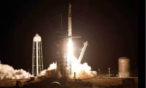 സ്​​പേ​സ്​ എ​ക്സ്​ പേ​ട​ക​വു​മാ​യി പ​റ​ന്നു​യ​രു​ന്ന ഫാ​ൽ​ക്ക​ൺ9 റോ​ക്ക​റ്റ്​