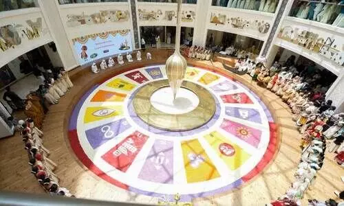 കൂ​റ്റ​ൻ പൂ​ക്ക​ള​മൊ​രു​ക്കി ആ​രോ​ഗ്യ​പ്ര​വ​ർ​ത്ത​ക​ർ