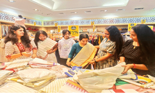 പു​തു​മ​യി​ൽ ഓ​ണ​ക്കോ​ടി​ക​ൾ