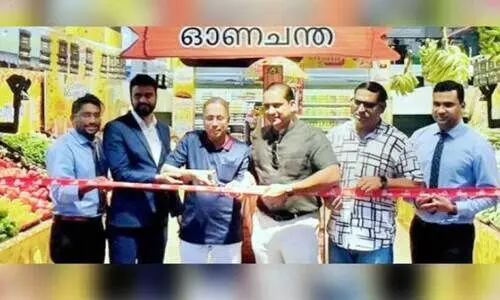 ഗ്രാ​ൻ​ഡ് ഹൈ​പ്പ​ർ​മാ​ർ​ക്ക​റ്റി​ലെ ഓ​ണ​ച്ച​ന്ത സി.​ഇ.​ഒ ശ​രീ​ഫ് ഉ​ദ്ഘാ​ട​നം ചെ​യ്യു​ന്നു