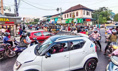 നാ​ടെ​ല്ലാം ഓ​ണം വൈ​ബി​ൽ