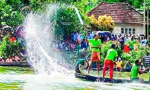 അരൂർ ജലോത്സവം ഇരുട്ടുകുത്തികളുടെ പടയോട്ടം ഇന്ന്