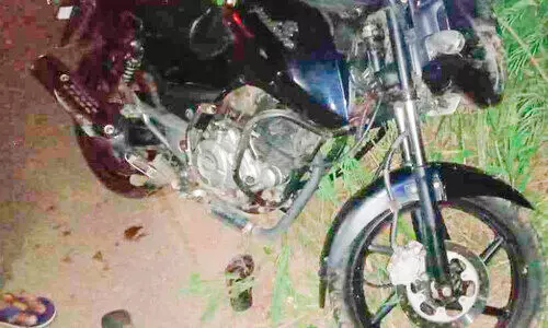 ബൈക്കില്‍ കാറിടിച്ച് ദമ്പതികള്‍ക്ക്​ പരിക്ക്