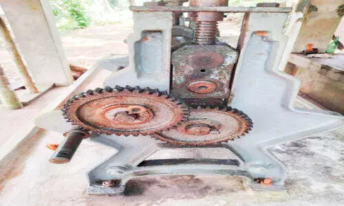 റബർ റോളറിന്റെ ഹാൻഡിൽ വീൽ മോഷണം തുടർക്കഥ