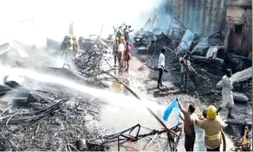 കുറ്റാലത്ത് 50 കടകൾ കത്തിനശിച്ചു;  ഒരു കോടിയുടെ നഷ്ടം