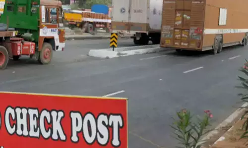 അ​തി​ർ​ത്തി ചെ​ക്​​പോ​സ്റ്റു​ക​ളി​ൽ വി​ജി​ല​ൻ​സ് പ​രി​ശോ​ധ​ന: ഗൂഗ്​ൾ പേ കൈമടക്ക്​, ഫ്ലക്​സിനടിയിൽ പണം