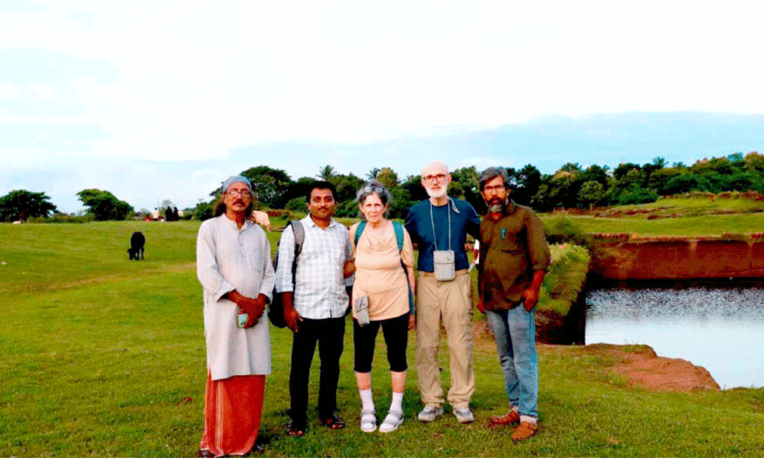 വംശത്തിന്റെ ശേഷിപ്പുകൾ തേടി  ഫ്രാങ്കും  ലിൻഡയും മെലനിയും മാടായിപ്പാറയിൽ