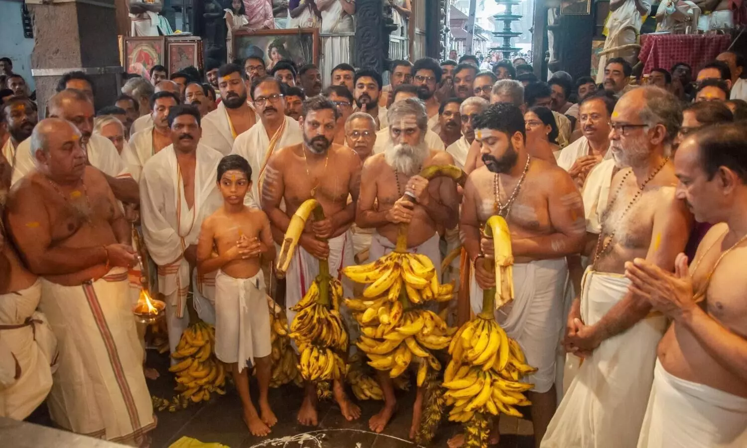 ഗുരുവായൂർ ക്ഷേത്രത്തിൽ ഉത്രാടം കാഴ്ചക്കുലകൾ സമർപ്പിച്ചു