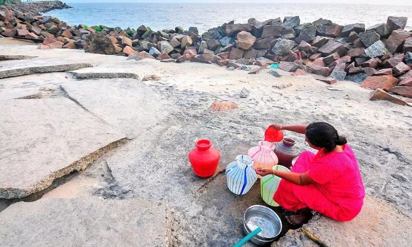 വഴിമാറുന്ന മണ്ണും മഴയും വഴിമാറുന്ന മണ്ണും മഴയും