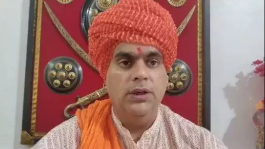 ചന്ദ്രനെ ഹിന്ദു രാഷ്ട്രമായി പ്രഖ്യാപിക്കണം ഹിന്ദു മഹാസഭാ നേതാവിനെതിരെ ട്രോൾ മഴ