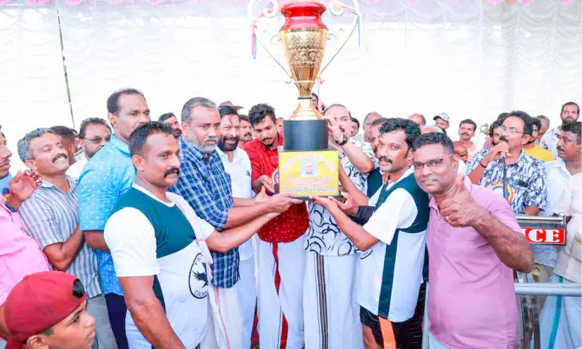 അരൂര്‍ ജലോത്സവം; രണ്ടാം തവണയും ഒന്നാമൻ താണിയന്‍