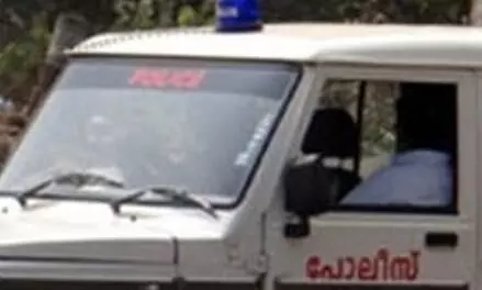 പിടിക്കാനെത്തിയ പൊലീസ് സംഘത്തെ ആക്രമിച്ച് പ്രതികൾ; പൊലീസുകാരന് കുത്തേറ്റു