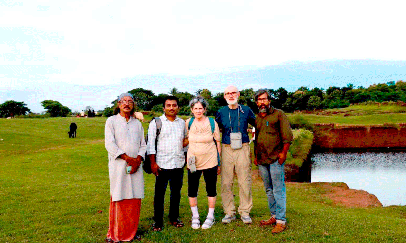 വംശത്തിന്റെ ശേഷിപ്പുകൾ തേടി ഫ്രാങ്കും ലിൻഡയും മെലനിയും മാടായിപ്പാറയിൽ വംശത്തിന്റെ ശേഷിപ്പുകൾ തേടി ഫ്രാങ്കും ലിൻഡയും മെലനിയും മാടായിപ്പാറയിൽ